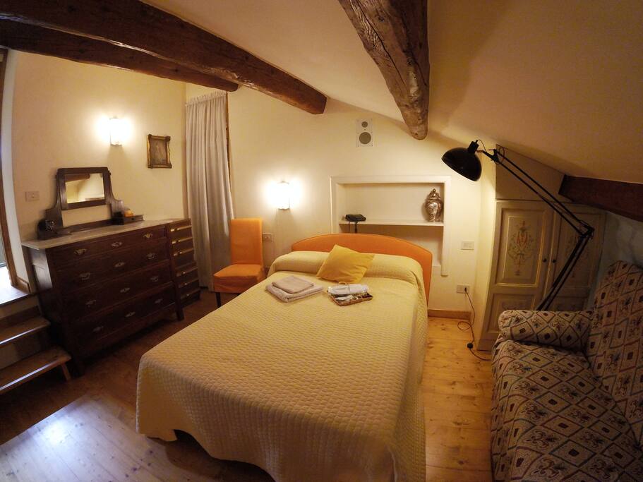 Bedroom with air conditioning, sofa and private bathroom (camera da letto con aria condizionata, sofa e bagno privato)