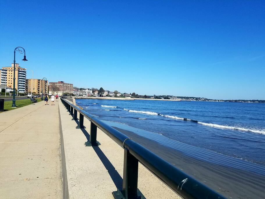 A short walk to the beach boulevard.