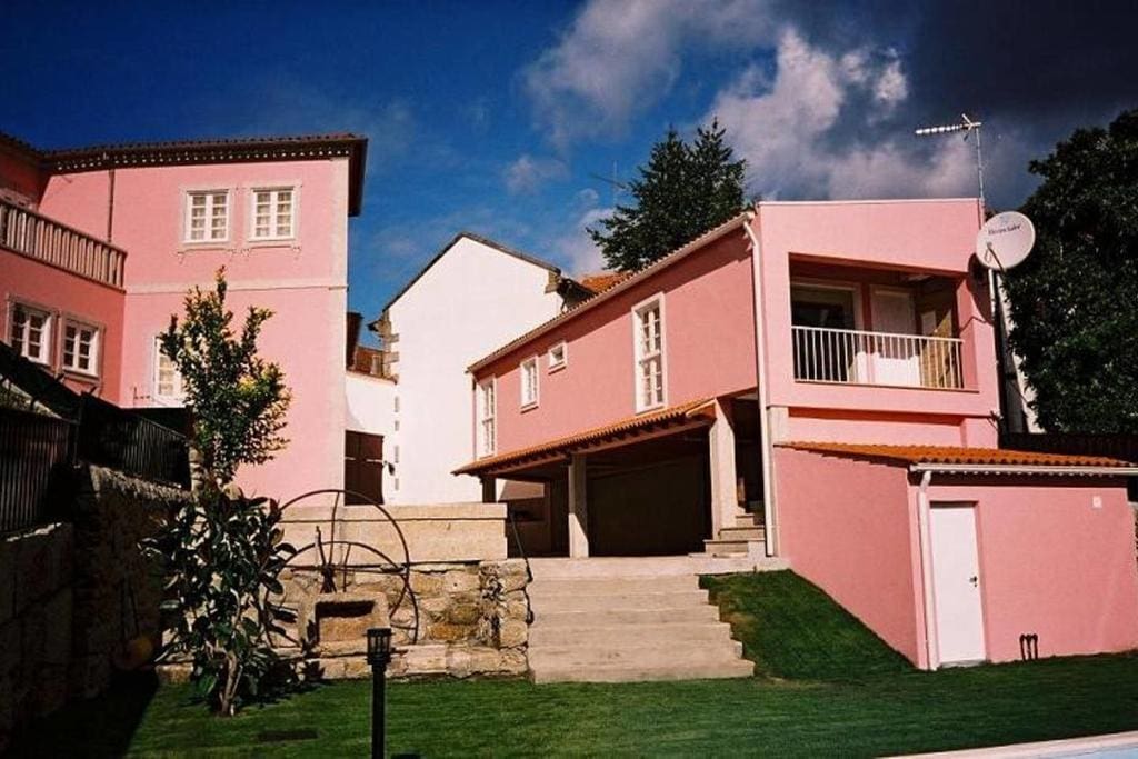 Propriedade com jardim (lado esquerdo) e anexo (apartamento para 6 pessoas do lado direito )
