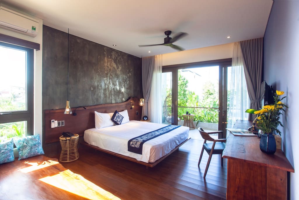 BED, DESK AND BALCONY