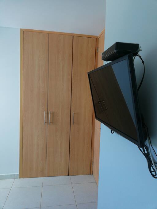 TV con cable y wifi. Closet y gavetas dentro del dormitorio.