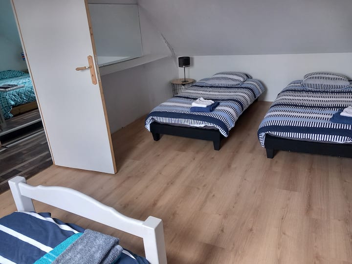 Dhomë e madhe papafingo me 5 krevate tek në katin e 2-të