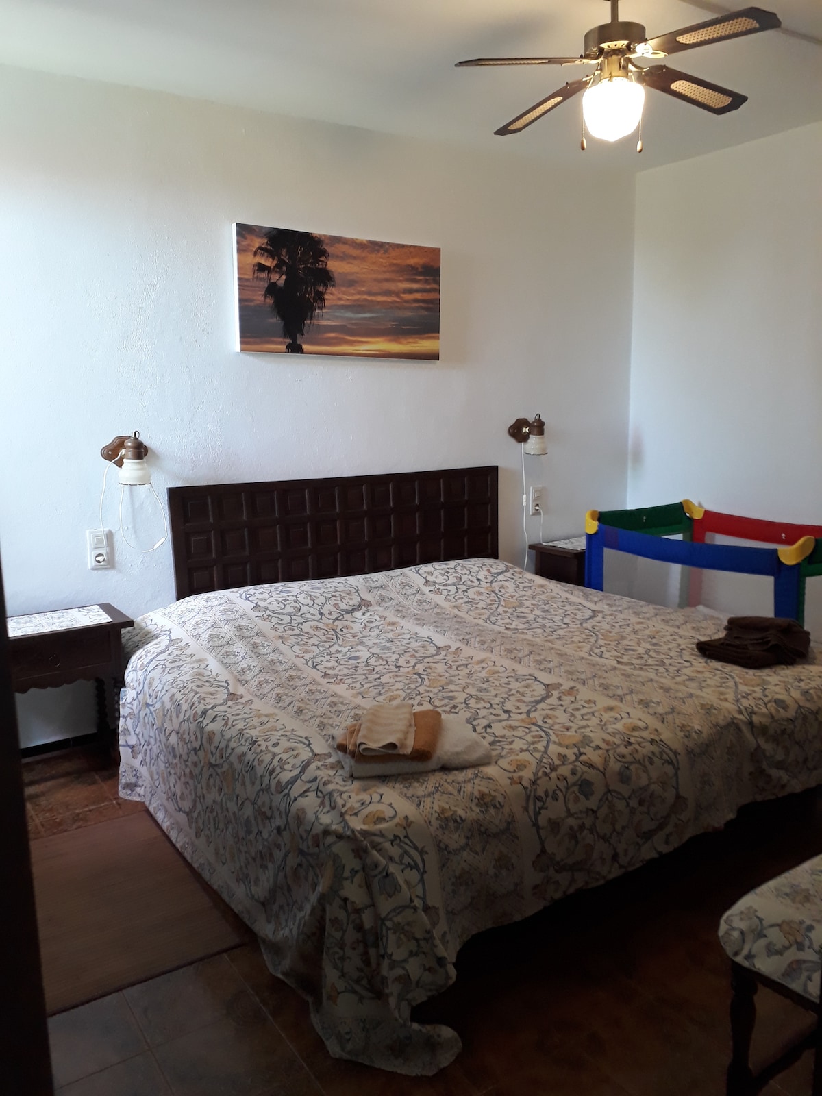 带婴儿床的大卧室