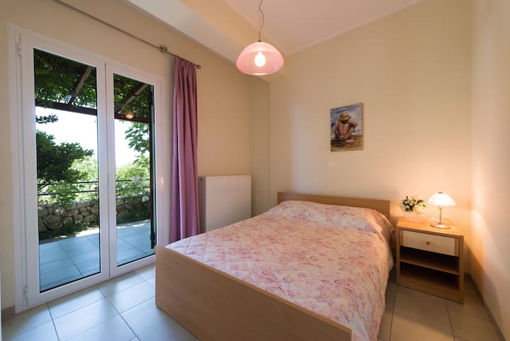 Dormitorio con cama tamaño queen,armario, plancha , tabla de planchar,espejo en el armario ,sábanas, 4 almohadas.