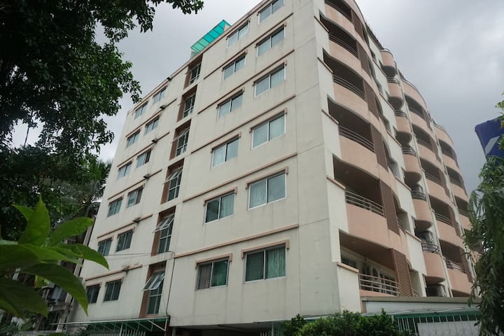 CBD BKK, 15PAX, 1min walk to BTS, Family room