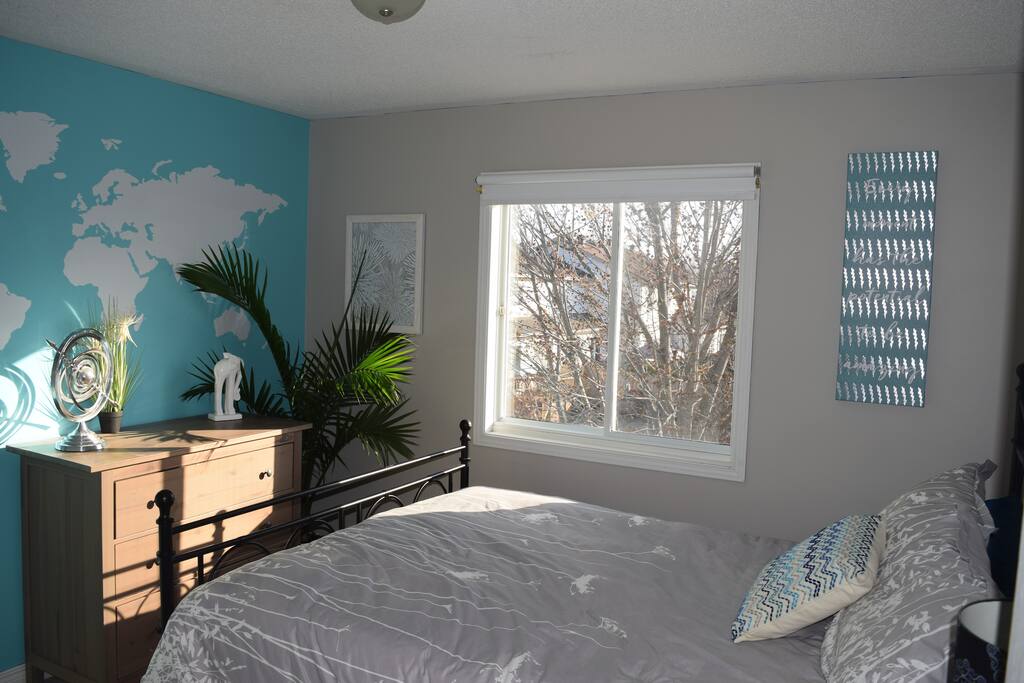 Guest Bedroom with Queen size bed