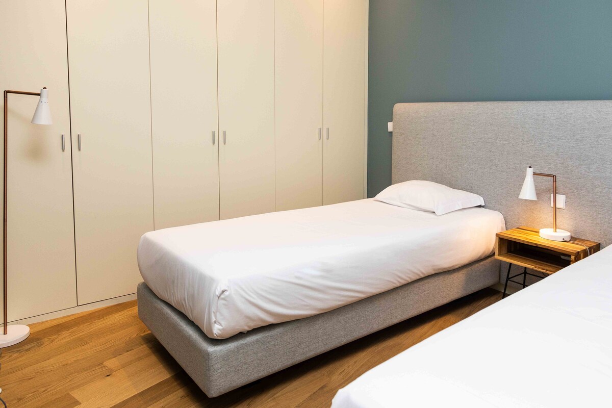 Ორი ერთადგილიანი საწოლი საძინებელში