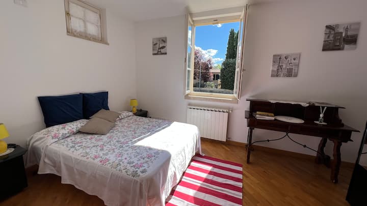 Chambre des maîtres, lit double, penderie double, climatisation
