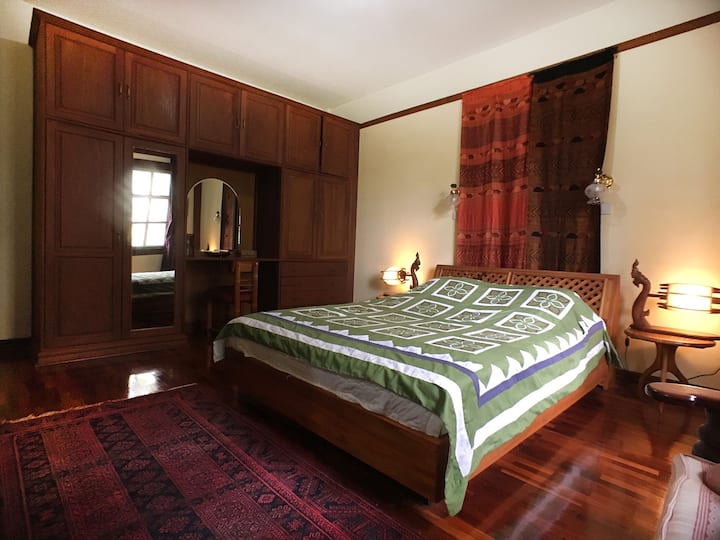 חדר השינה הכפול, תלוי עם משי מווינטיאן