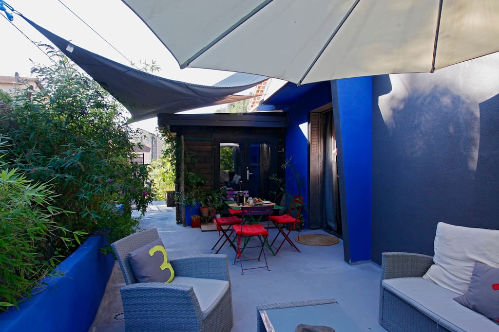 Terrasse avec salon d'extérieur et table