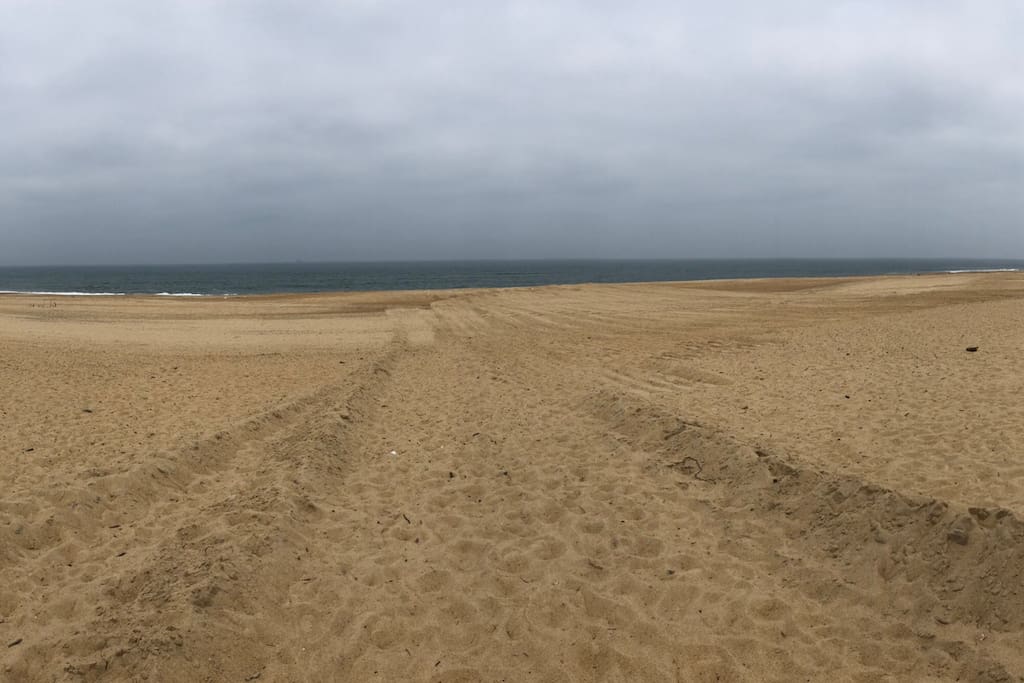 La plage à 2 kilomètres de chez nous, (piste cyclable, très jolies promenades aux alentours)