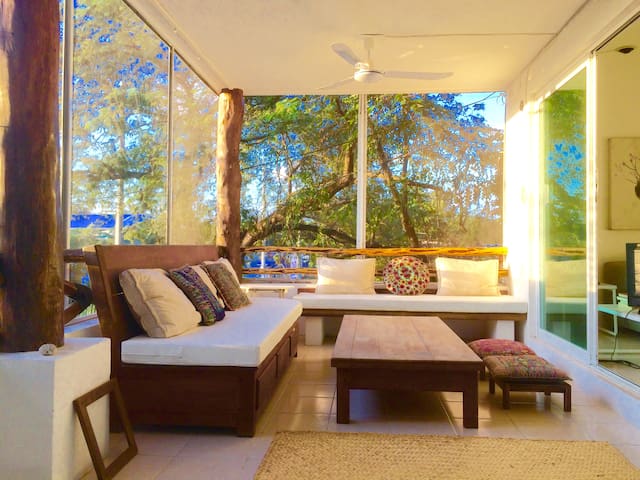 LOVELY & URBAN 3-bdm Apt for 6, TOWN CENTER, PATIO