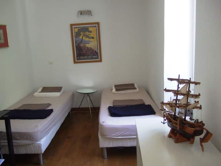 Habitación con ventana al lado de la montaña
