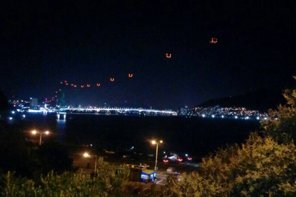 Night view with gondola
연등처럼 예쁜 케이블카와 남항대교 야경이 밤을 빛냅니다