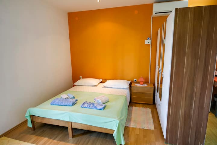 ESTUDIO => Dormitorio n .º 3 con balcón, cama matrimonial y...