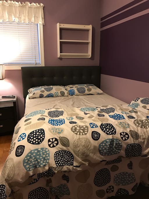 Queen size confortable bed for 2 with always fresh pillow cases and comforter and bed sheets !