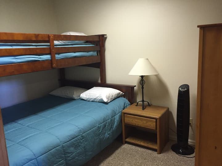 ห้องนอนที่ 2 บนชั้น 1 ตรงข้ามห้องน้ำเต็มรูปแบบ ควีนไซส์พร้อมเตียงสองชั้นคู่ยาว X ตู้เสื้อผ้าและตู้เสื้อผ้ากระจกเงา