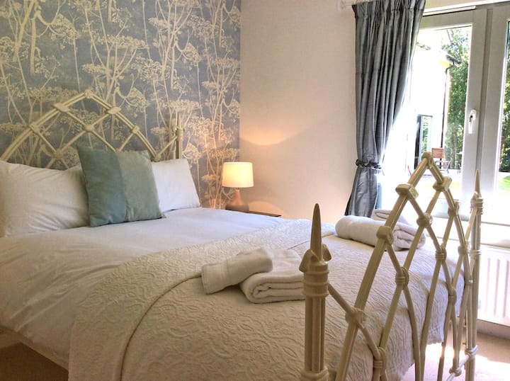 Chumba cha kulala cha ghorofa ya chini kina mwangaza wa kutosha na ni kizuri sana.