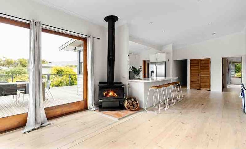 My Champagne Deck by MyCoastline Accommodation