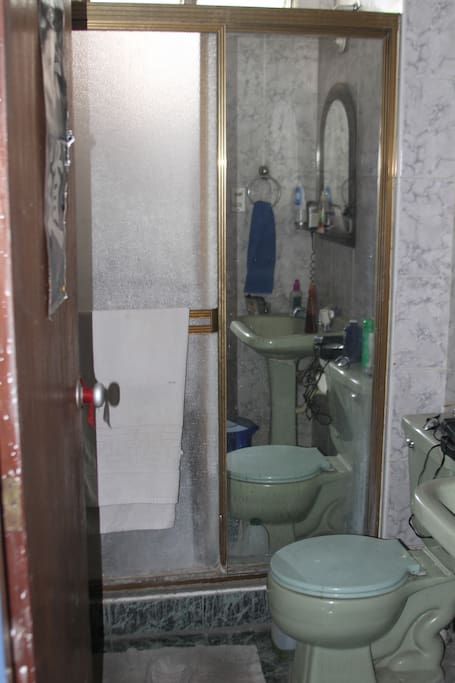 baño privado (private bathroom)