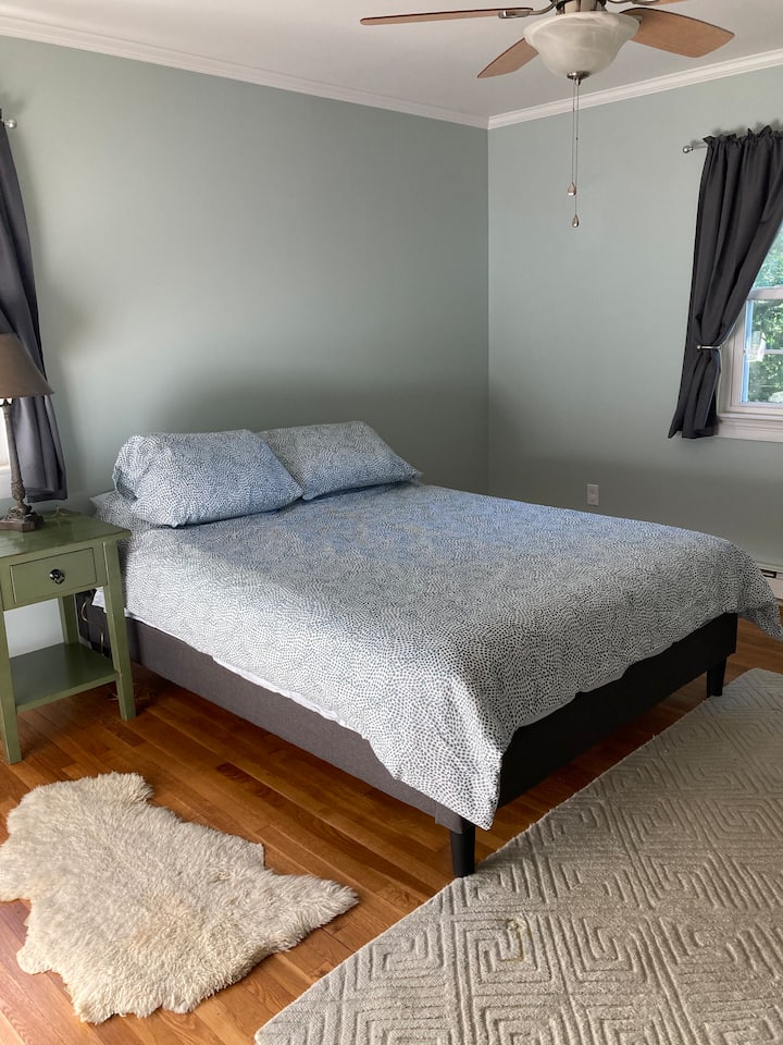 Dhoma e gjumit #1 me mbretëreshë.