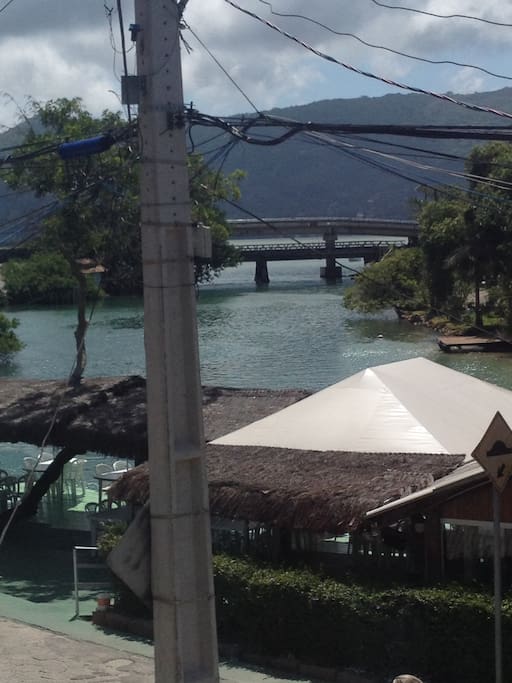Vista do canal da Barra com a ponte ao fundo.