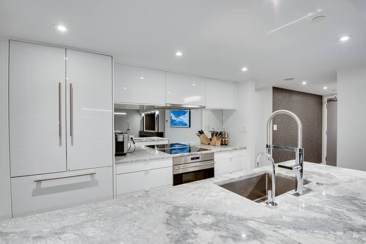 One-of-a-kind Luxury Penthouse w/ private hot-tub gallery image 3