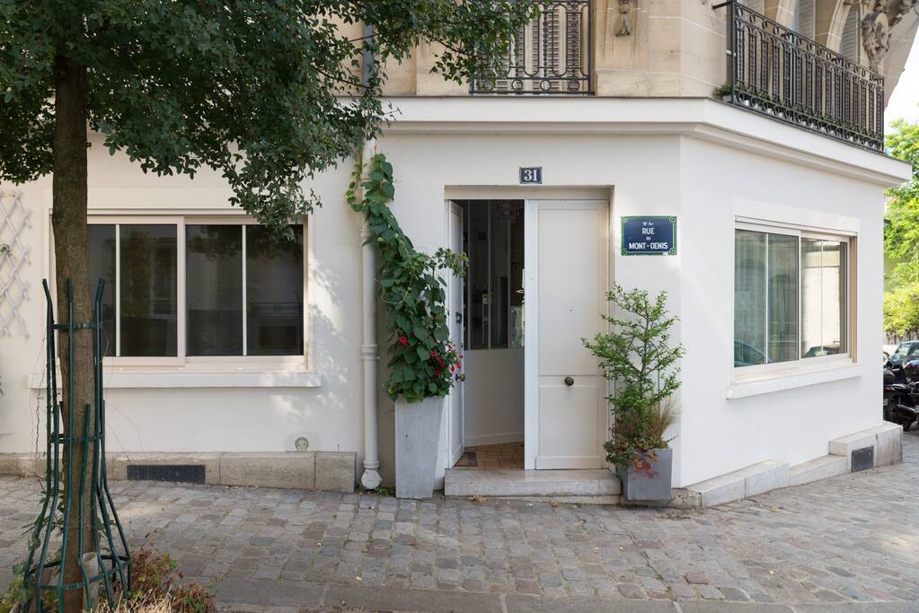 notre entrée d'appartement
/ our home entrance