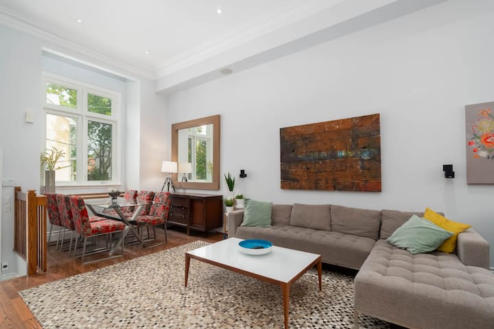 Big & Bright House + Parking & Great Beds gallery image 2