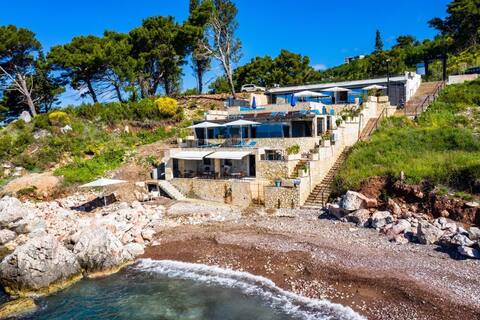 Villa with swimming pool and private beach (# 4)