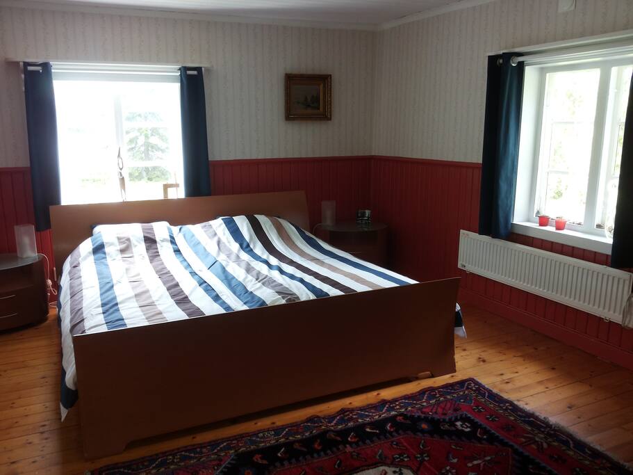Rode kamer een 2 persoons bed, eigen badkamer en uitzicht op het meer.