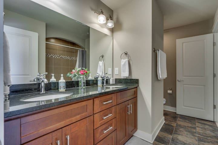 Twin Homes Next To Belmont With All King Bedrooms gallery image 4