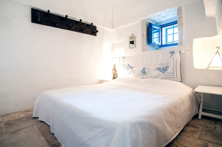 Alcova principal: dormitorio con cama doble 