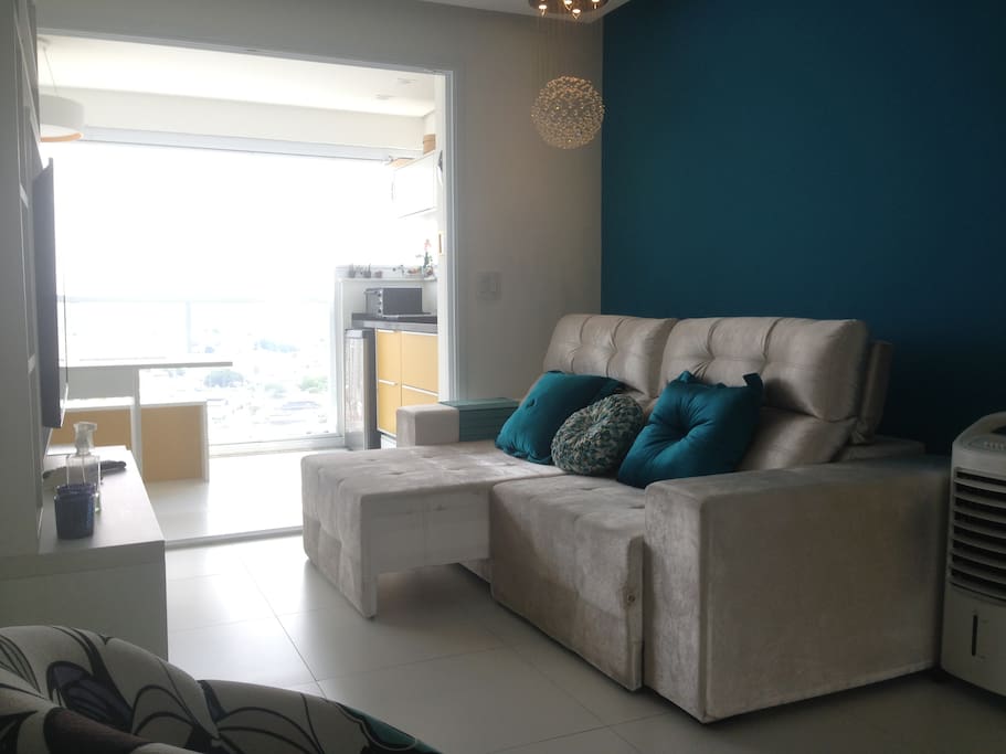 Sala de estar integrada com varanda gourmet e quarto
Integrated living room with gourmet balcony and bedroom