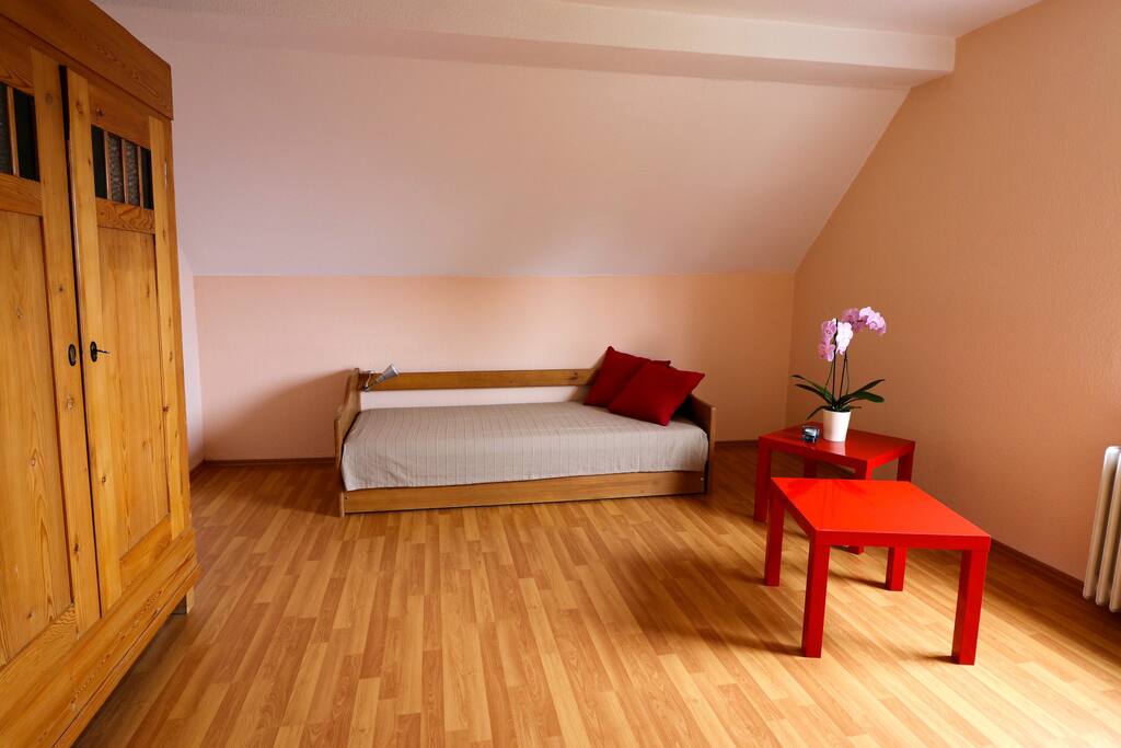 Schlafzimmer 2, Bett ausziehbar für 2 Personen