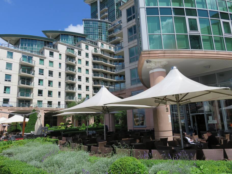 Next to the river, with bars and restaurants 1 minute from the apartment.