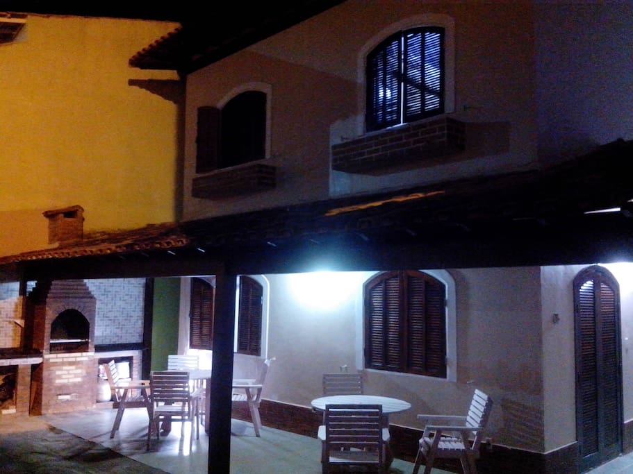 Fachada do imóvel durante a noite
