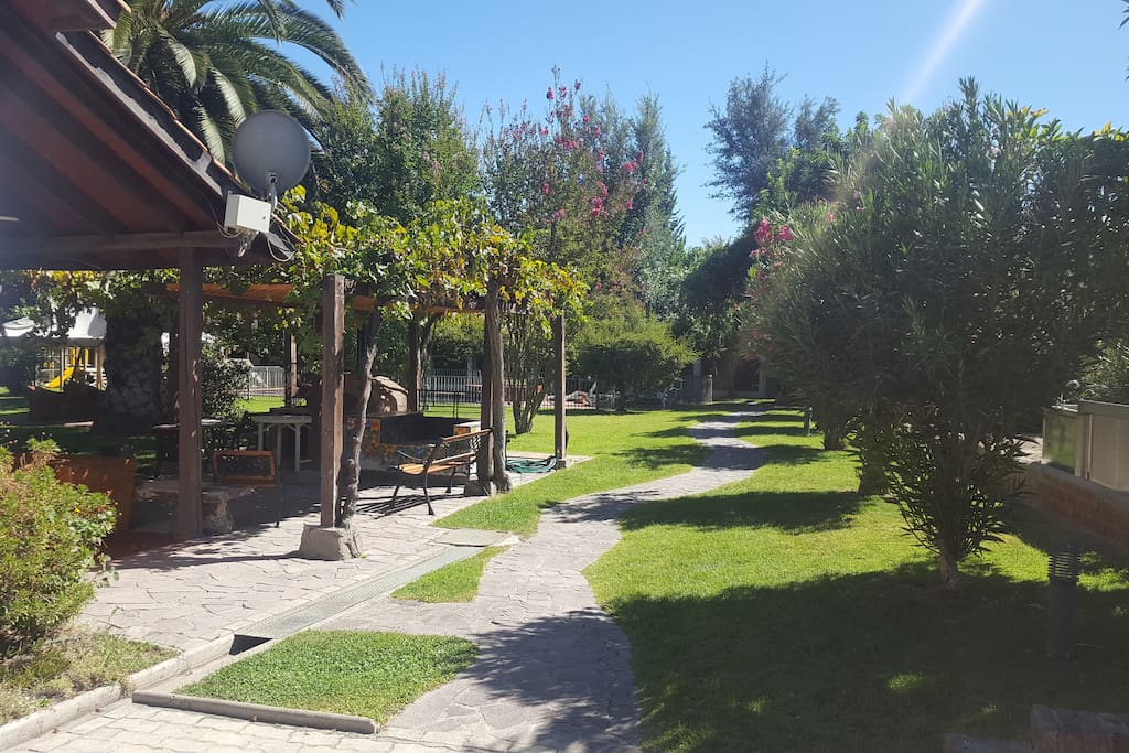 Pristine gardens, BBQ area, swimming pool and great view to the Andes mountain range