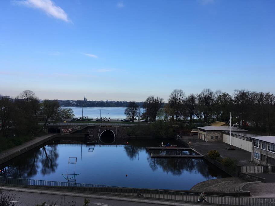 Blick am Morgen vom Zimmer und Balkon auf die Schwanenbucht & Alster