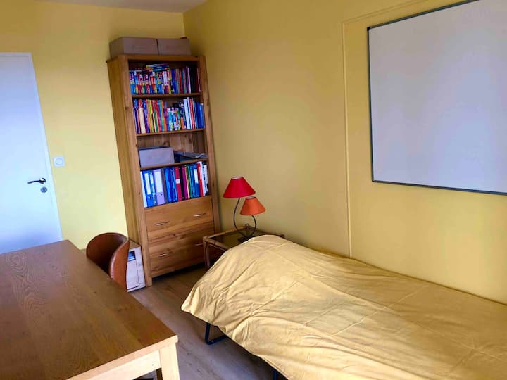 Საძინებელი 2 ერთადგილიანი საწოლით 90x190, 1 დიდი მაგიდა, რომელიც შეიძლება სამუშაო მაგიდის ფუნქციას ასრულებდეს. Საძინებელი, რომელიც აივანს გადაჰყურებს. 