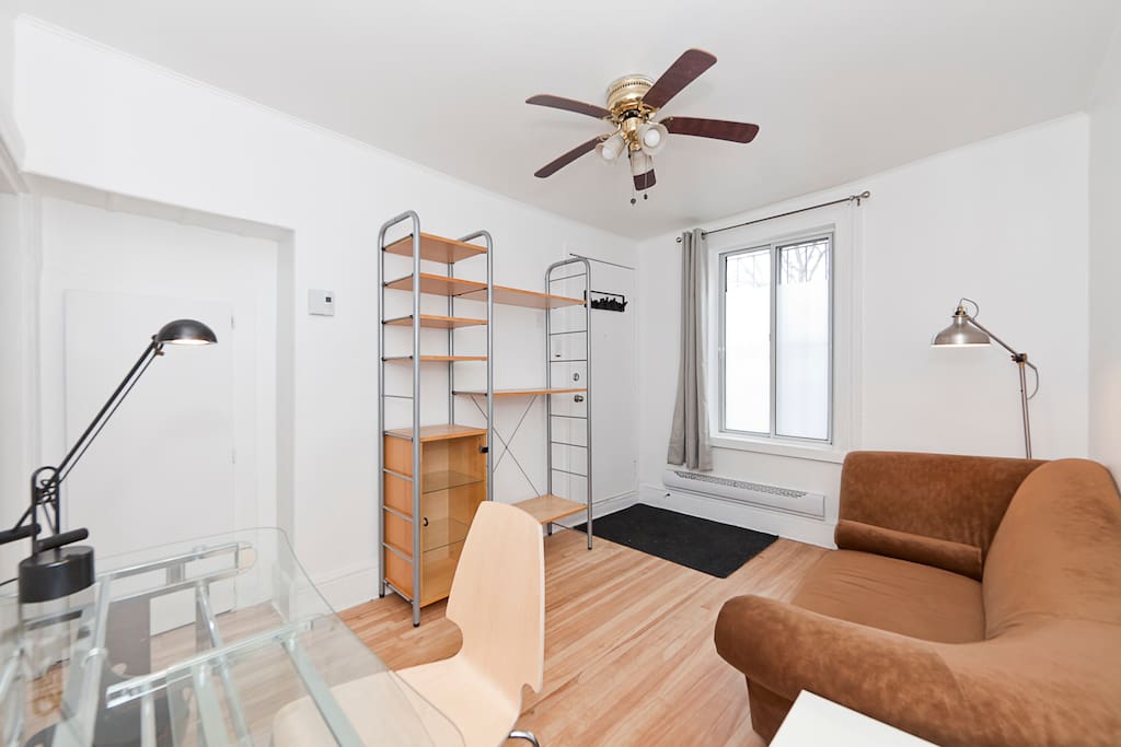 Salon avec coin bureau / Living room with office corner