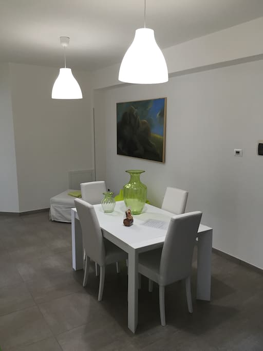 Il tavolo della cucina; sullo sfondo il pouf trasformabile in letto singolo