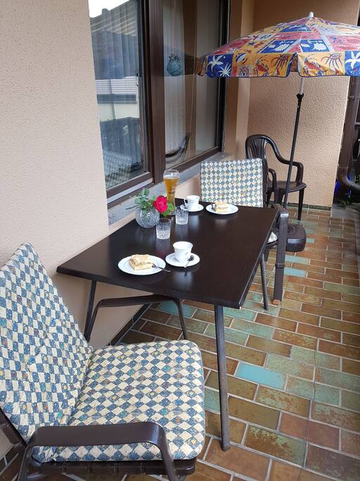 bayrische Gemütlichkeit am eigenen Balkon.( Miete ohne Rhabarberkuchen *gg). Über das Bier können wir reden ;))