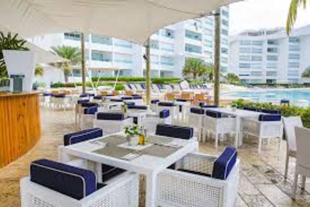 Comedor frenta a la piscina y la playa
