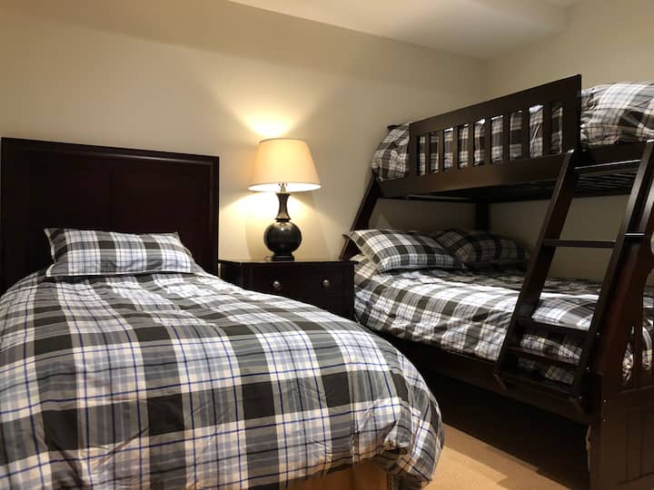 Spálňa s 2 samostatnými lôžkami a 1 manželskou posteľou