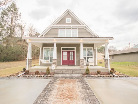 Top Airbnb: Little Pigeon River Chalet in Pigeon Forge