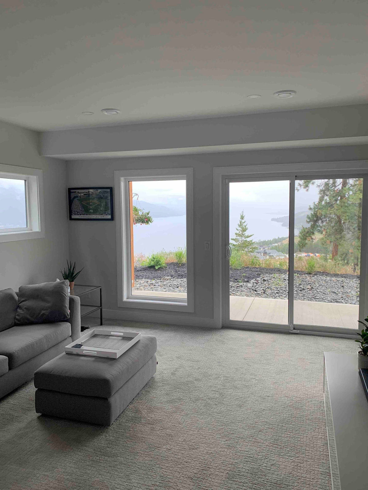 الخروج من الطابق السفلي. يشمل غرفة تلفزيون ومساحة مكتبية مع واي فاي