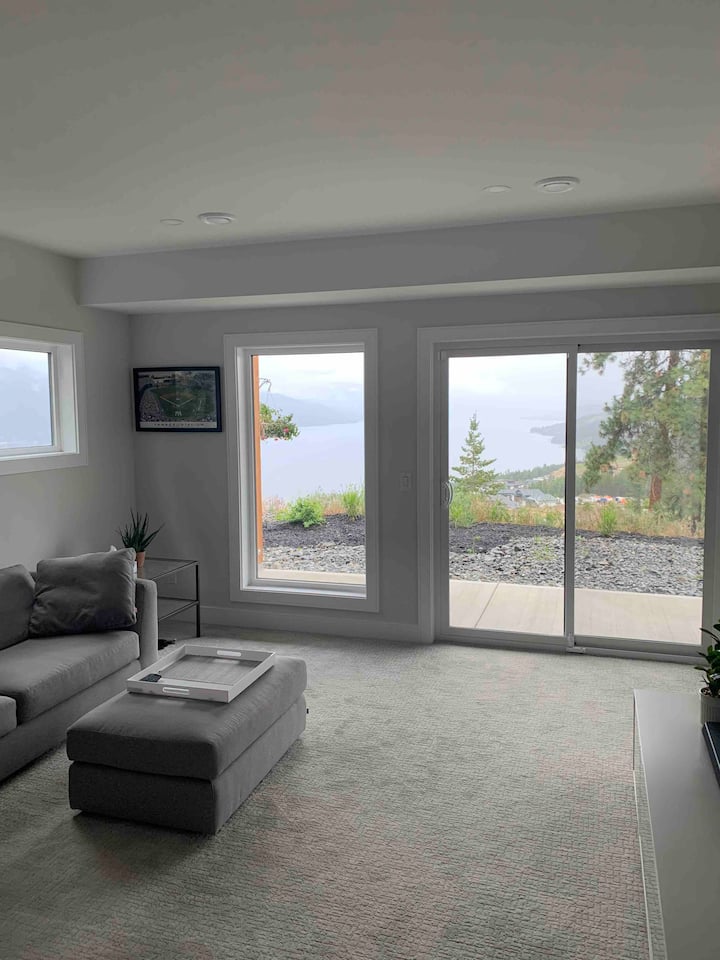 יציאה מהקומה התחתונה. כולל חדר טלוויזיה וחלל משרדי עם Wi - Fi