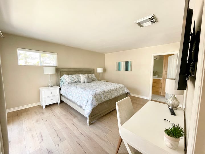 Mjeshtri i dytë me krevat Cal King, dyshek të rehatshëm me shkumë, tavolinë pune dhe banjë brenda dhomës.