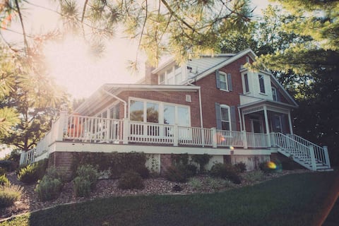 Honey Ridge Hideaway- Historic Home with Vineyard